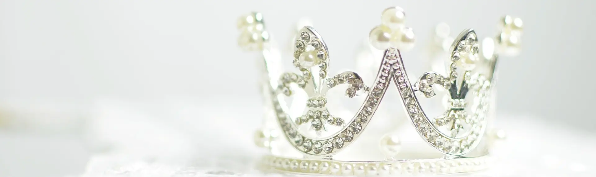 Human Design Gate 45 - The Gate of the King or Queen - image of a jewelled crown